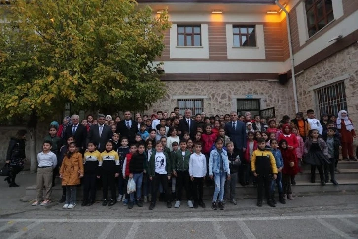 Başkan Mehmet Tahmazoğlu Öğretmenler Günü’nde Öğretmenleri Ziyaret Etti