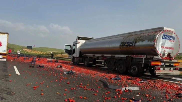 Gaziantep’te domates yüklü tır devrildi: Yol domates tarlasına döndü