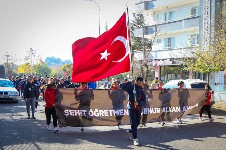 Şehit Öğretmen Ayşenur Alkan’ın Anısına Yol Koşusu Ve Halk Yürüyüşü Düzenlendi
