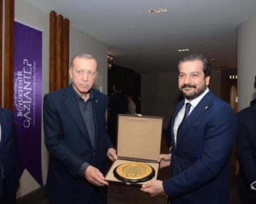 Cumhurbaşkanı Erdoğan’dan İzol’a plaket.