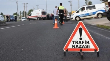 Gaziantep Narlı Otoyolu'nda seyir halindeki 2 otomobilin çarpışması sonucu meydana gelen kazada 2'si ağır 3 kişi yaralandı.