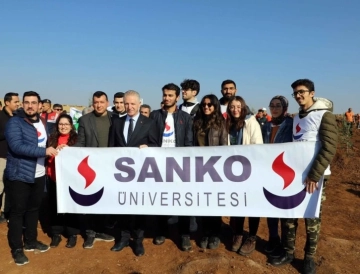 SANKO'lu öğrenciler fidanları toprakla buluşturdu